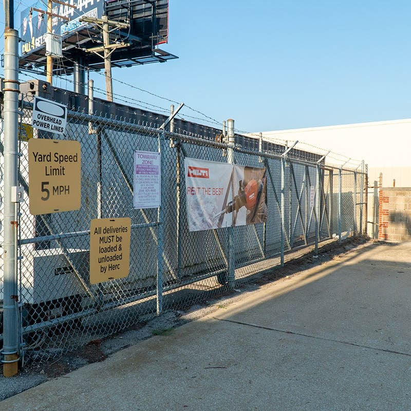 Fence-Deck-Depot-752Chainlink-Commercial-Fence-Herc-Rental-800×800