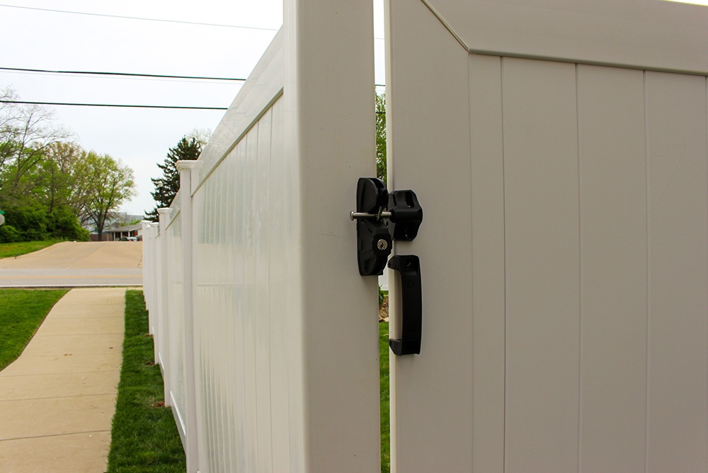250626-FDD-JuneBlog-Img2-VinylGate White vinyl fence with gate