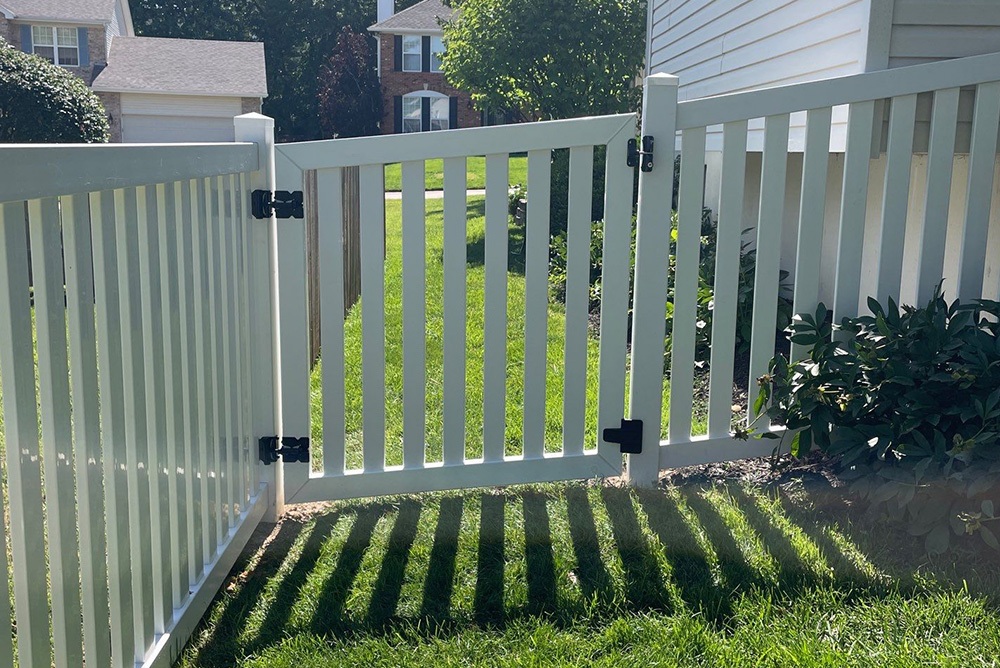 250626-FDD-JuneBlog-Img3-VinylFence Slatted white vinyl fence with gate