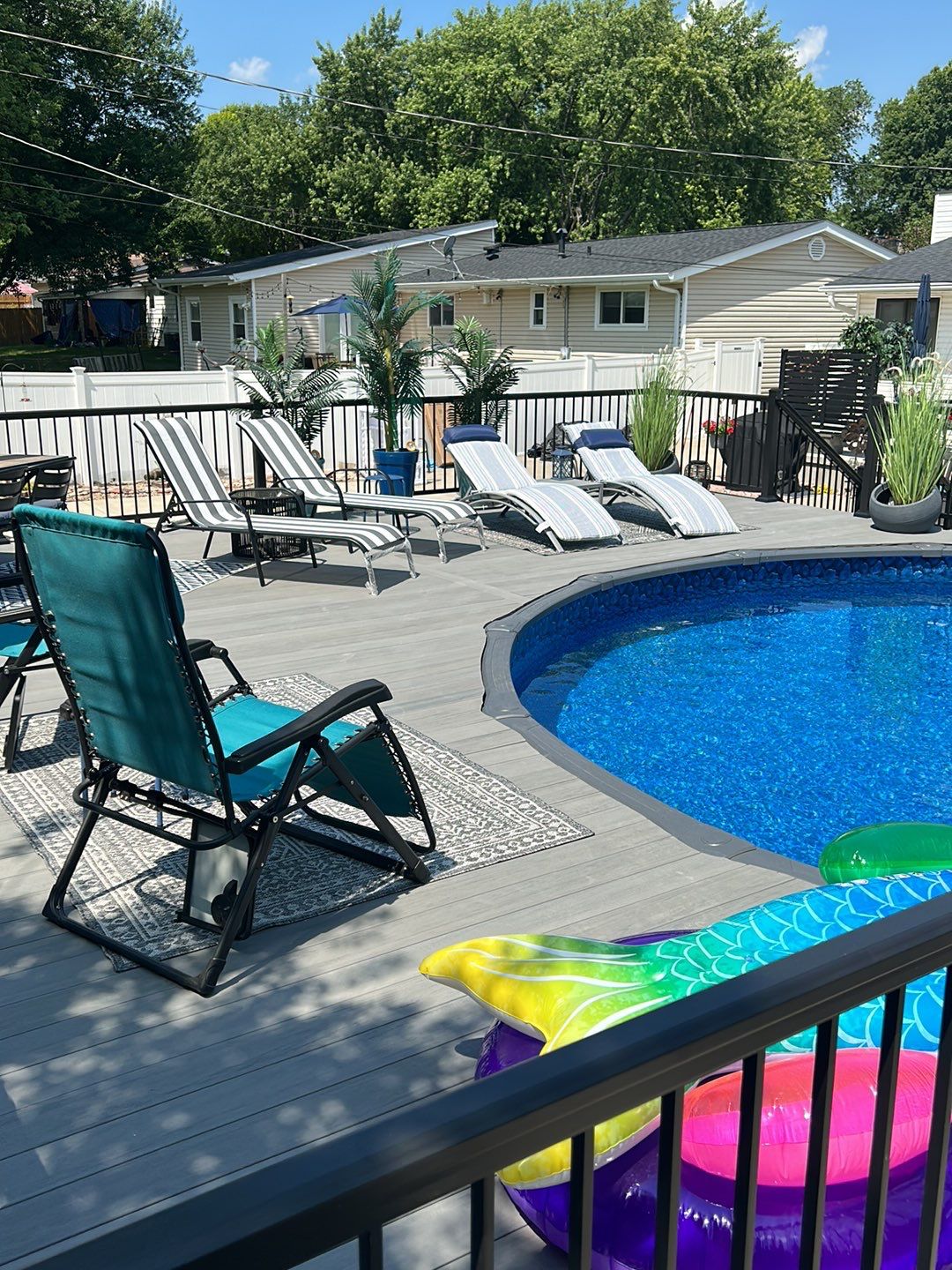 Aluminum fence around a home's pool area