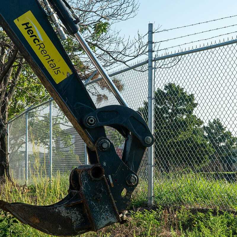 Fence-Deck-Depot-777Chainlink-Commercial-Fence-Herc-Rental-800×800