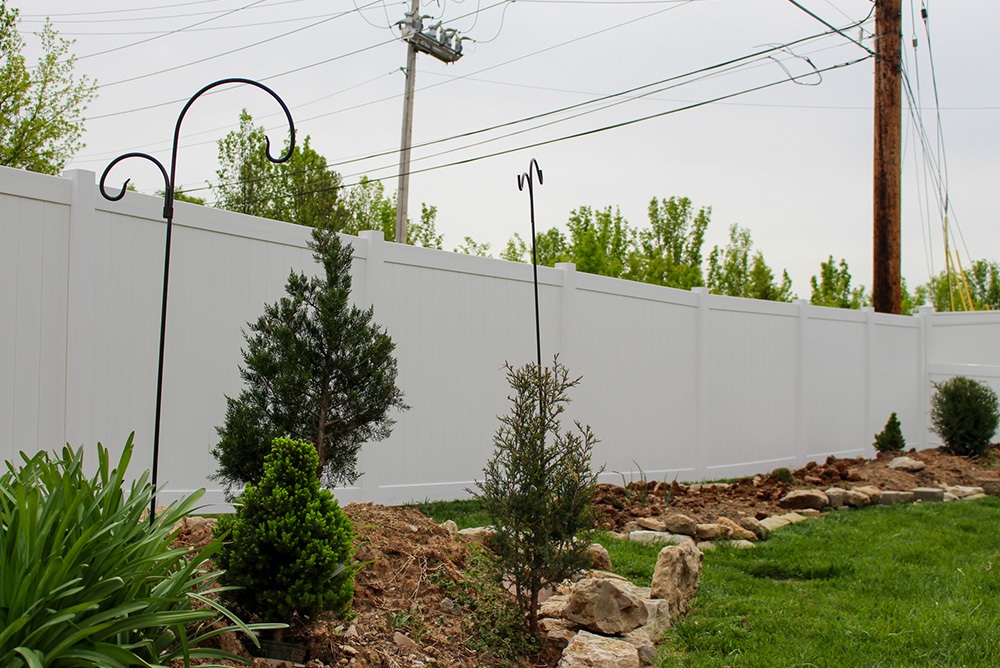250626-FDD-JuneBlog-Img4-VinylFenceGarden White vinyl fence around garden